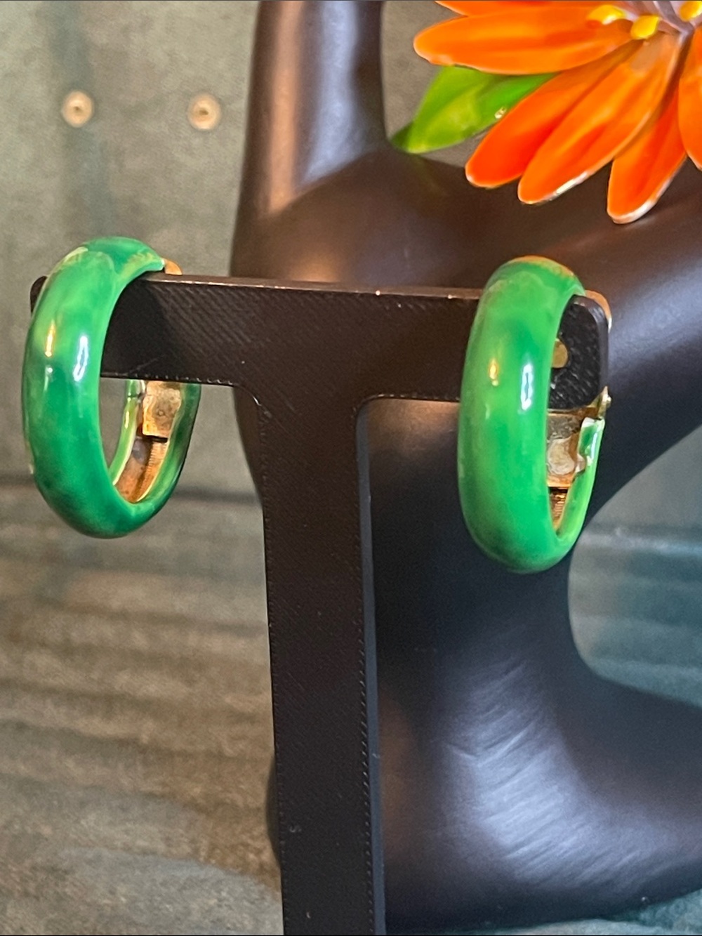 Vintage Metal Enamel Flower Brooch & Green Enamel Hoop Clip On Earrings - Picture 5 of 11